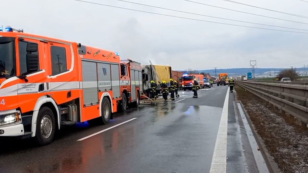 Dálnici D1 u Ostrovačic směrem na Brno zastavil požár kamionu
